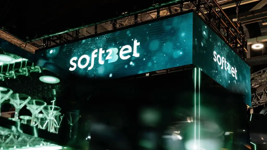 Digital skärm med Soft2Bet-logotyp på spelmässa i Sverige, företagets branding framträdande
