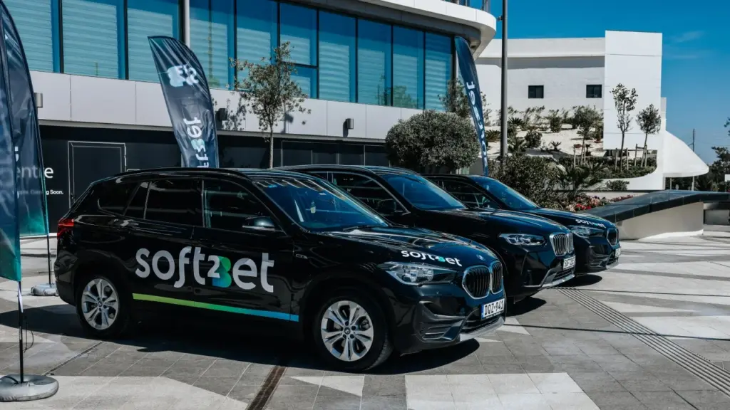 Soft2Bet företagsidentitet visuellt presenterad på kontorets signage i Sverige