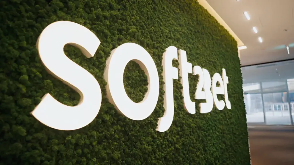 Grön vägg med Soft2Bet-logotyp inomhus på kontoret i Sverige