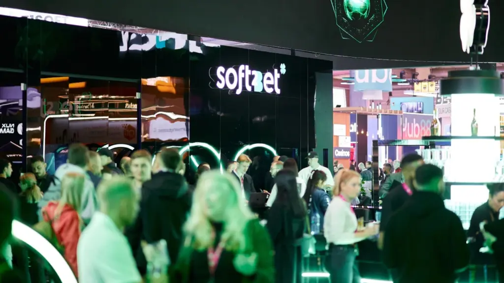 Folkmassa framför Soft2Bet-montern på spelmässa i Sverige, Soft2Bet branding synlig